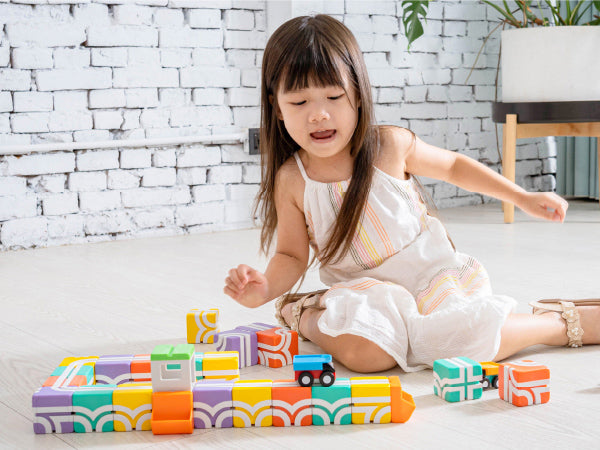 Niña jugando con Qbi