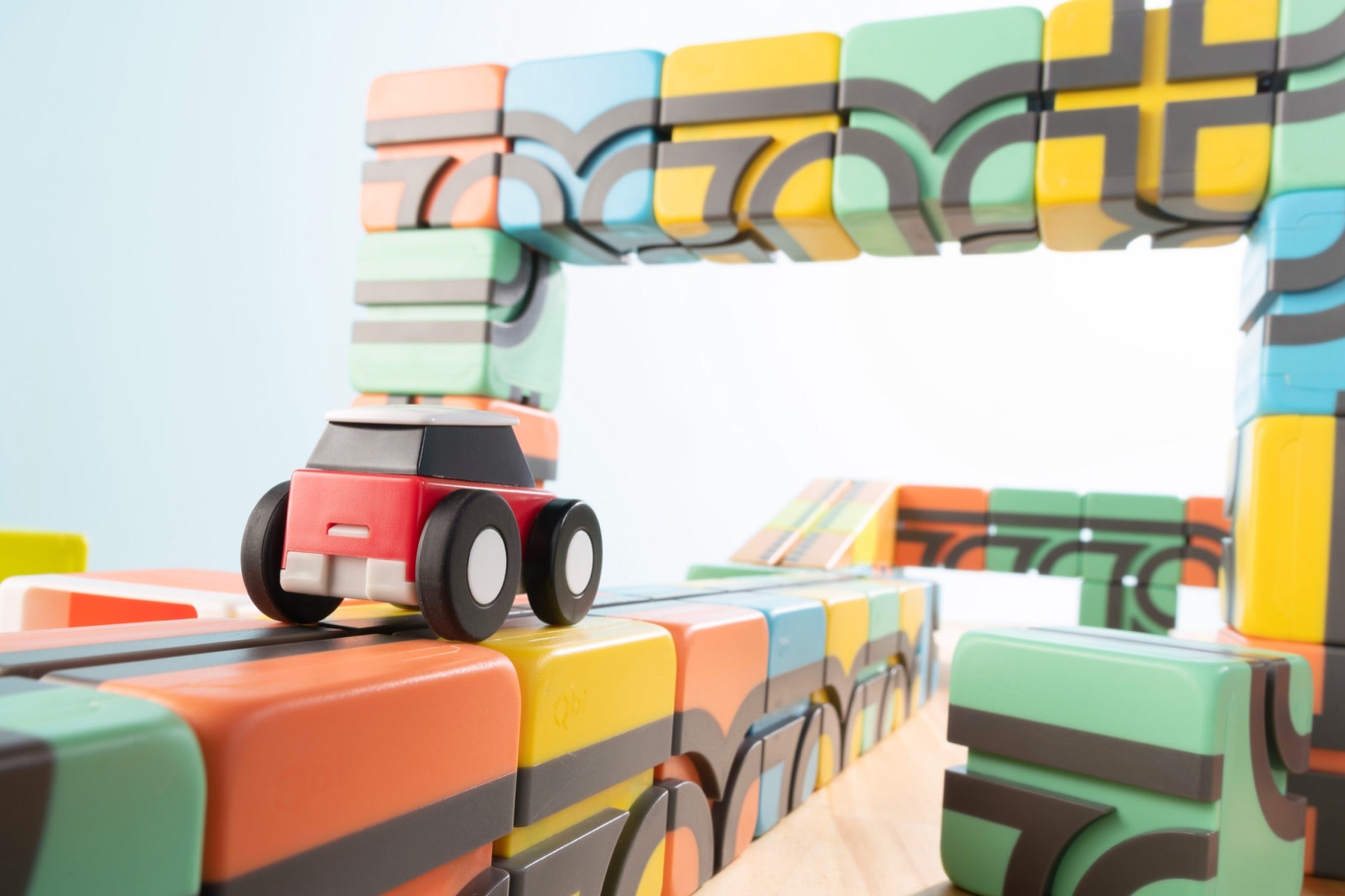 Auto Qbi sobre pista magnética construida con cubos