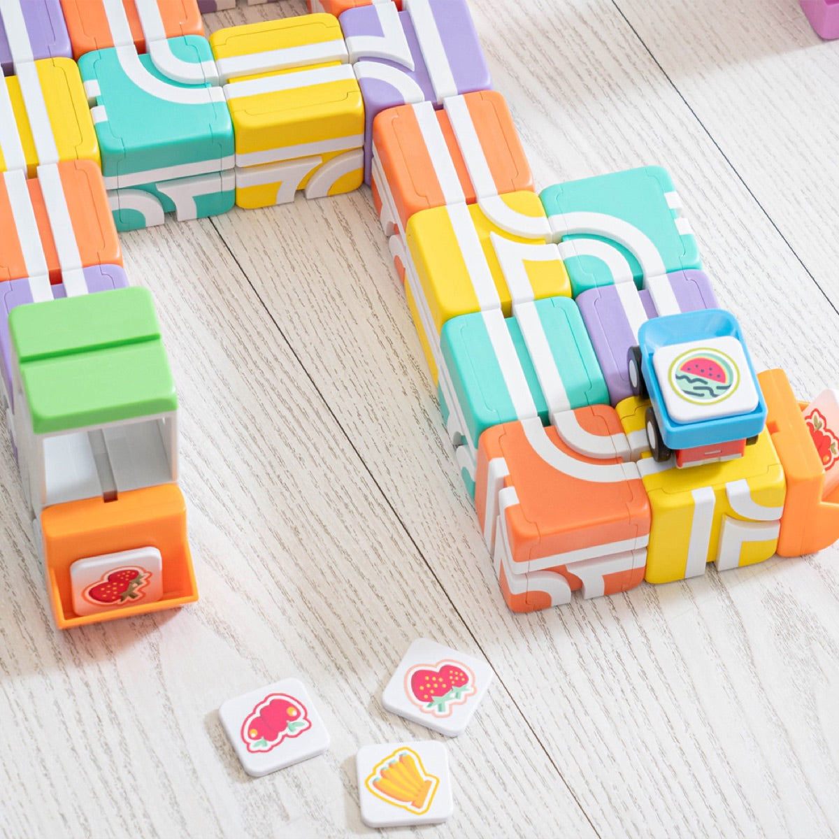Set Qbi Supermarket Adventures armado con cubos magnéticos y autos